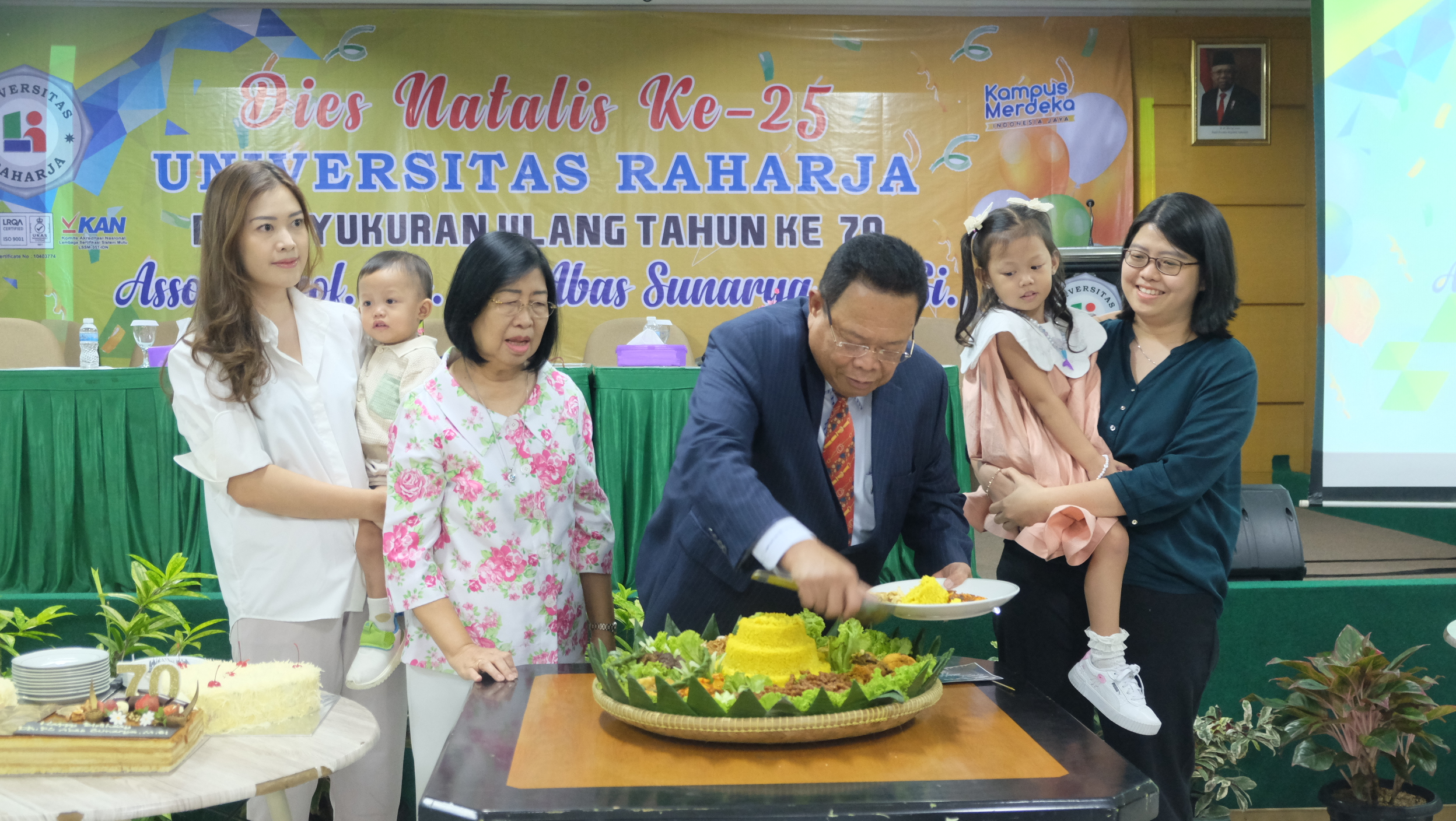 Potong Tumpeng Dies Natalis Universitas Raharja