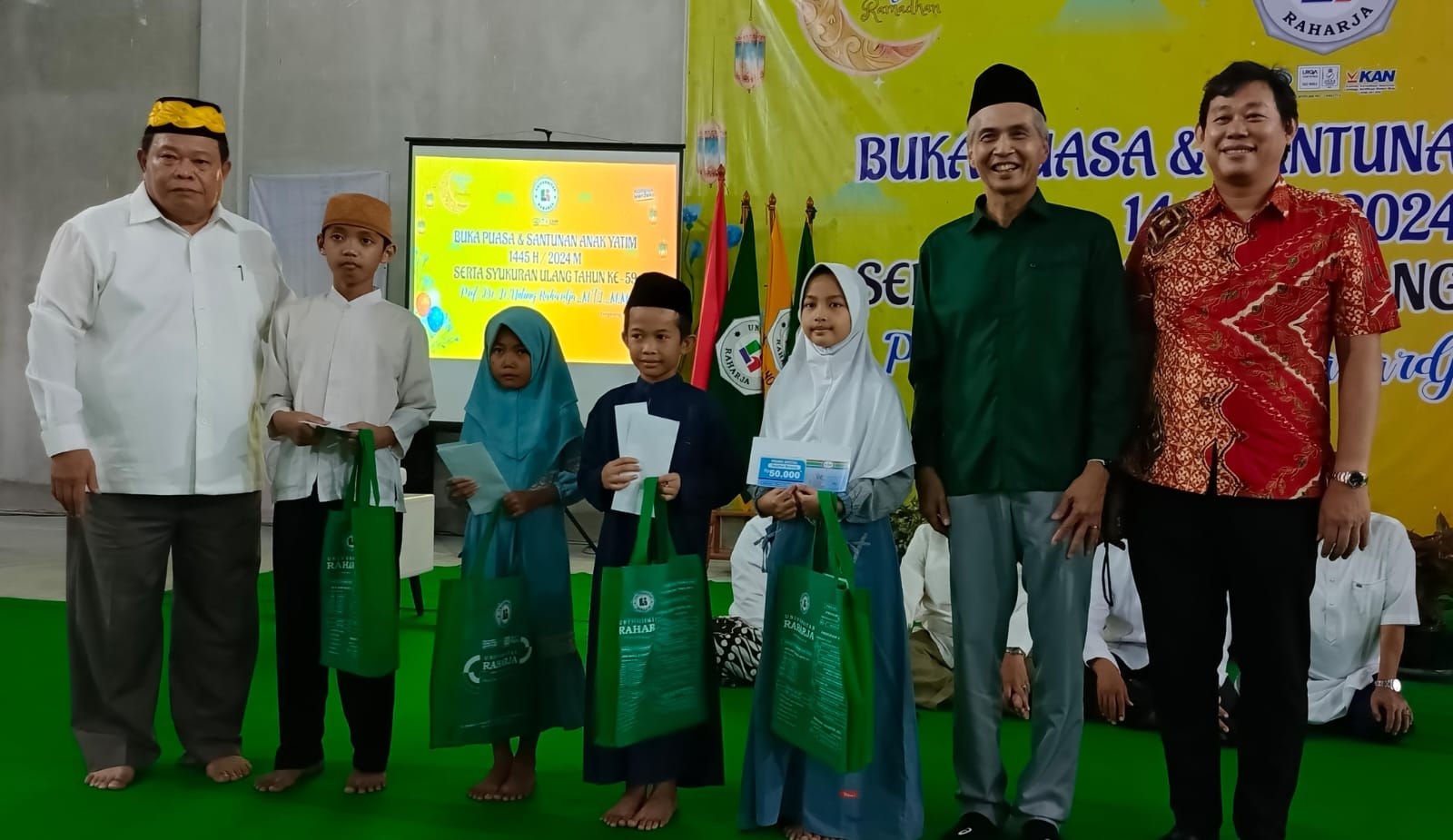 Acara Buka bersama dan santunan anak yatim di Universitas Raharja